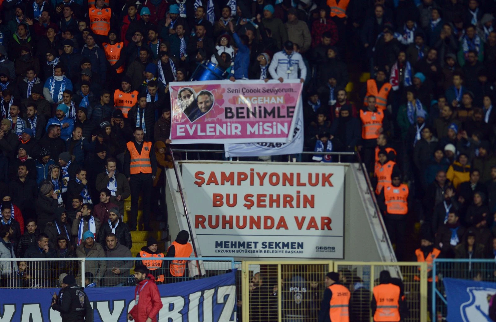 Erzurumspor Galatasaray maçında sürpriz evlilik teklifi